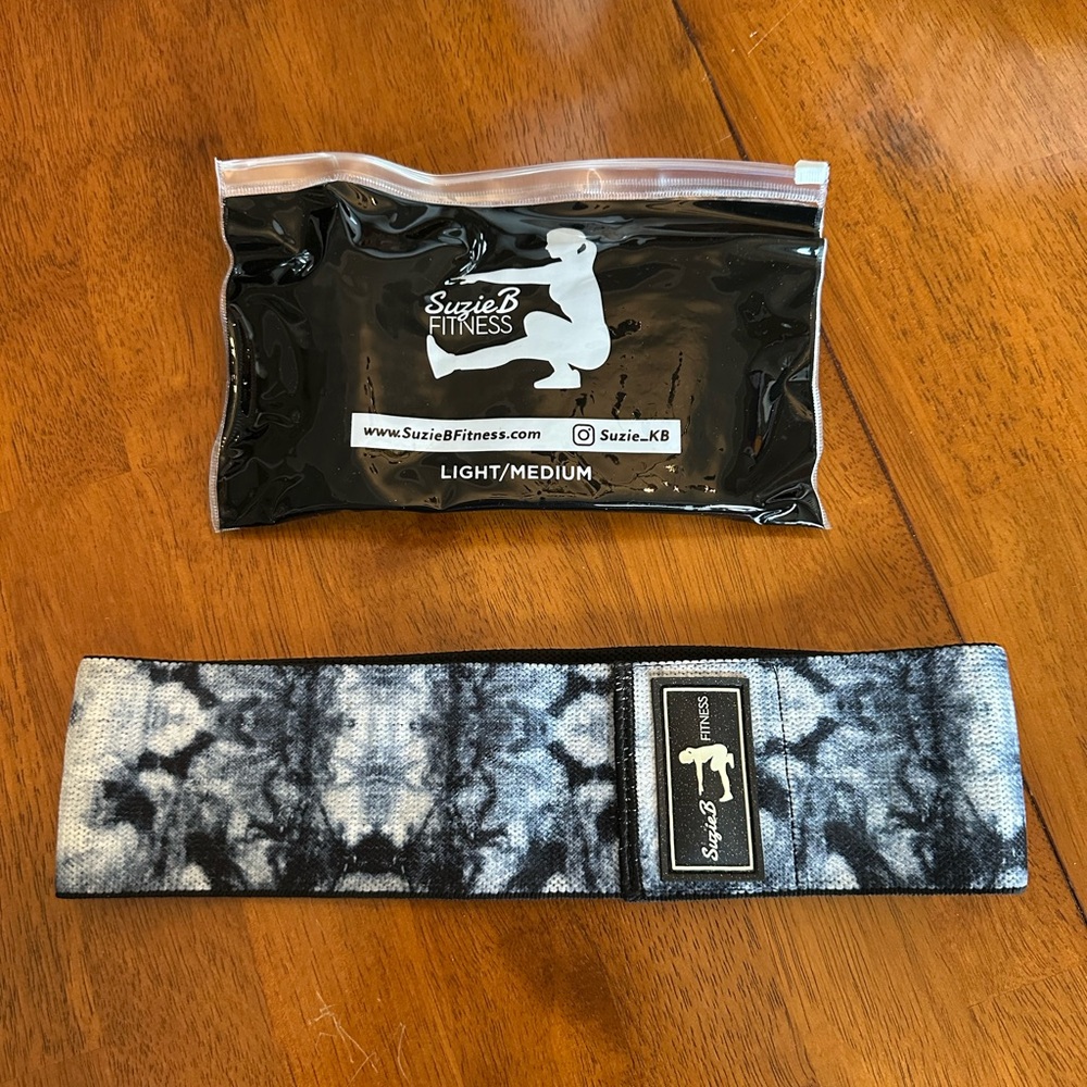 Suzie B Fitness Black & White Tie Dye Glute Band